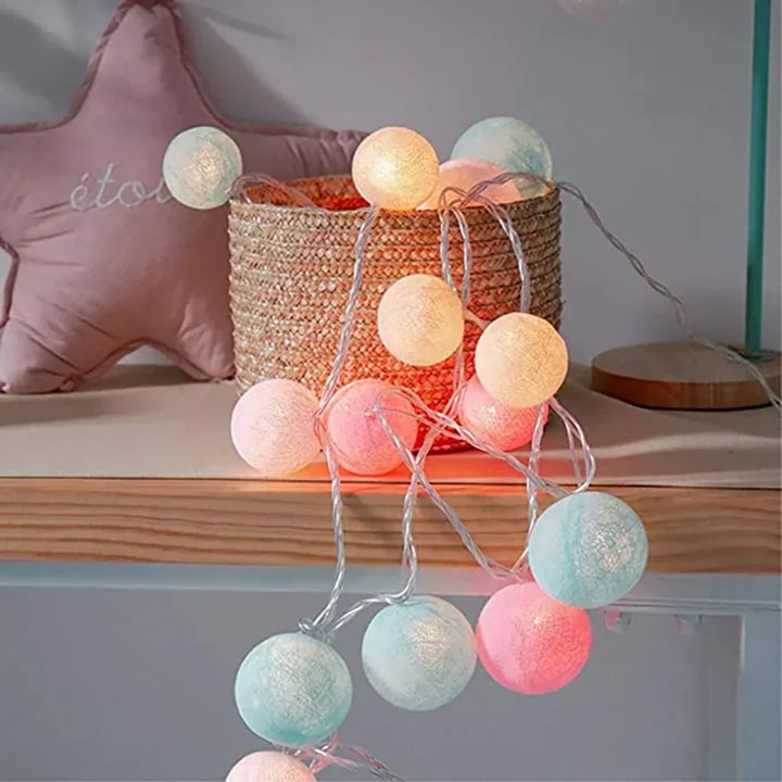 Guirlande lumineuse LED à boules de coton, décoration saisonnière pour printemps ou automne.
