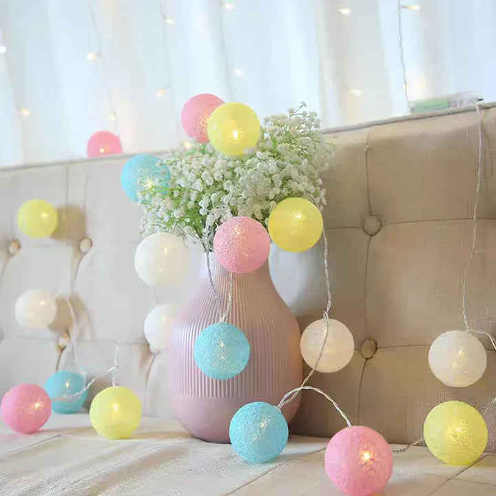 Guirlande lumineuse LED à boules de coton sur une étagère, touche de lumière.