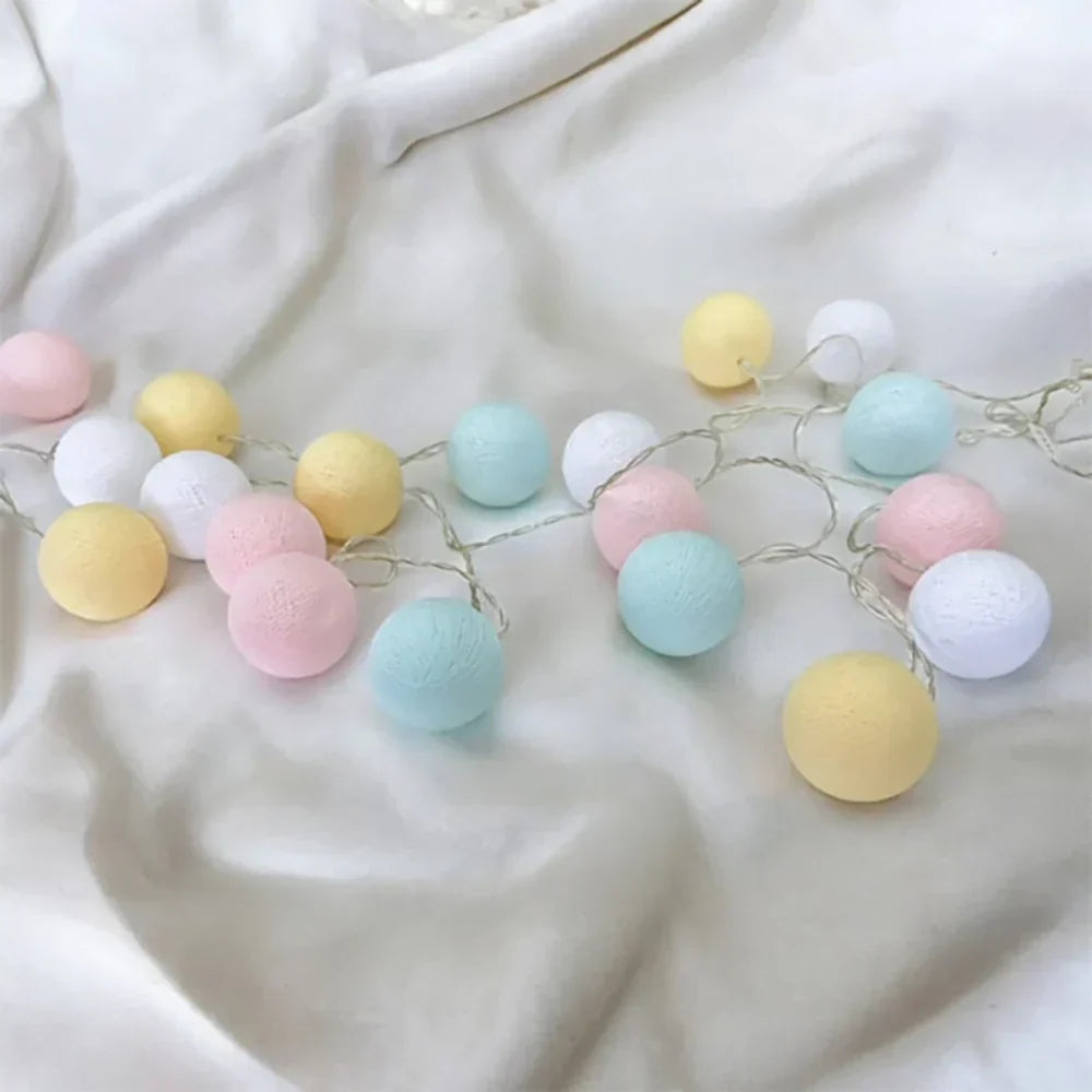 Guirlande lumineuse LED boules de coton comme veilleuse pour chambre d'enfant, douce lumière.