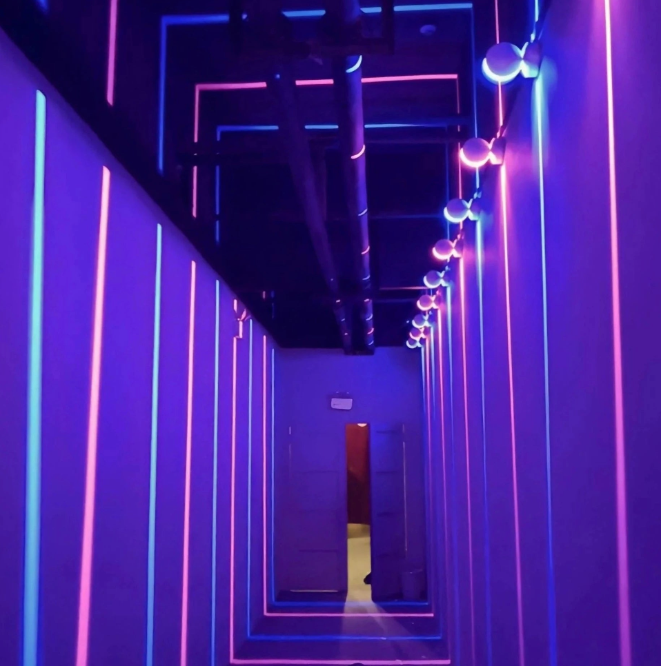 Lumière LED multicolore Lumovibe, synchronisation musicale, projection immersive 360° pour fêtes et événements.