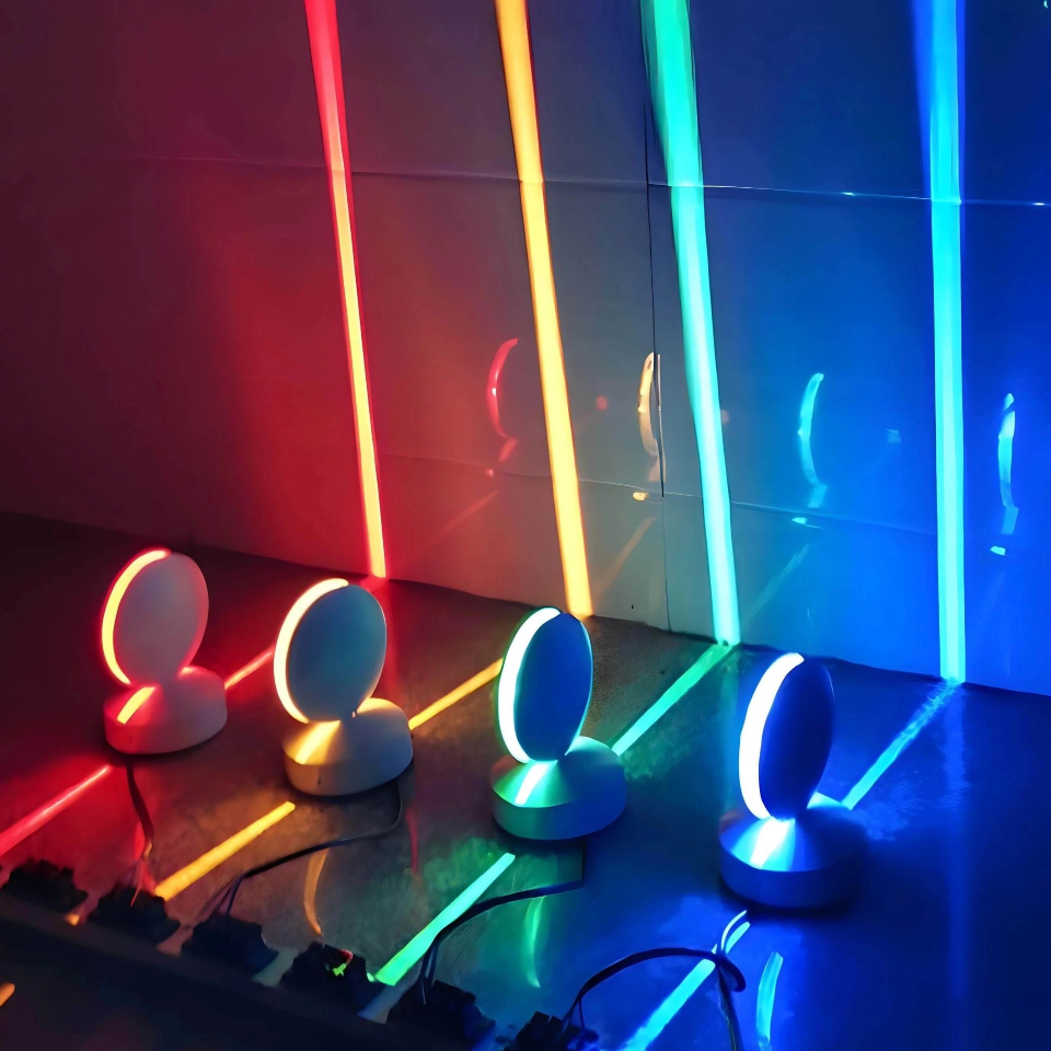 Gros plan sur le ruban LED intelligent Lumovibe, montrant sa flexibilité et sa capacité de projection 360°.