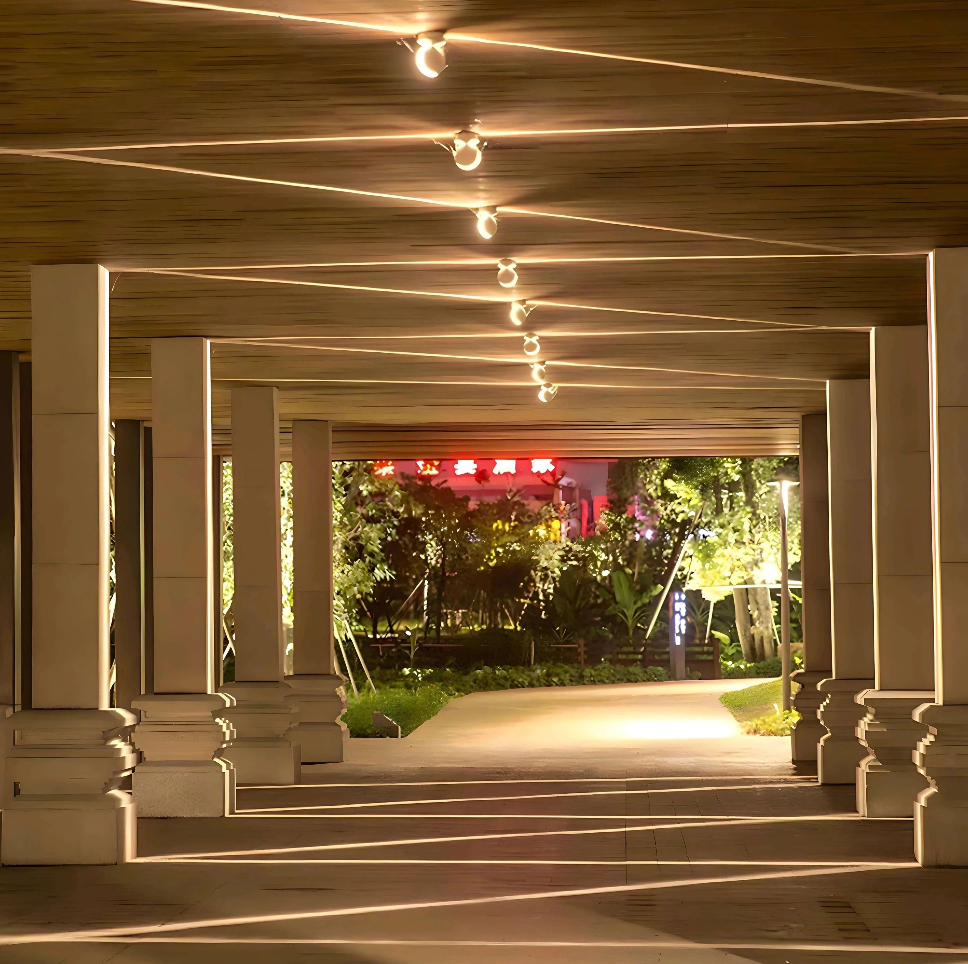 Installation d'éclairage LED Lumovibe, projetant des motifs lumineux 360° sur un mur pour une ambiance unique.