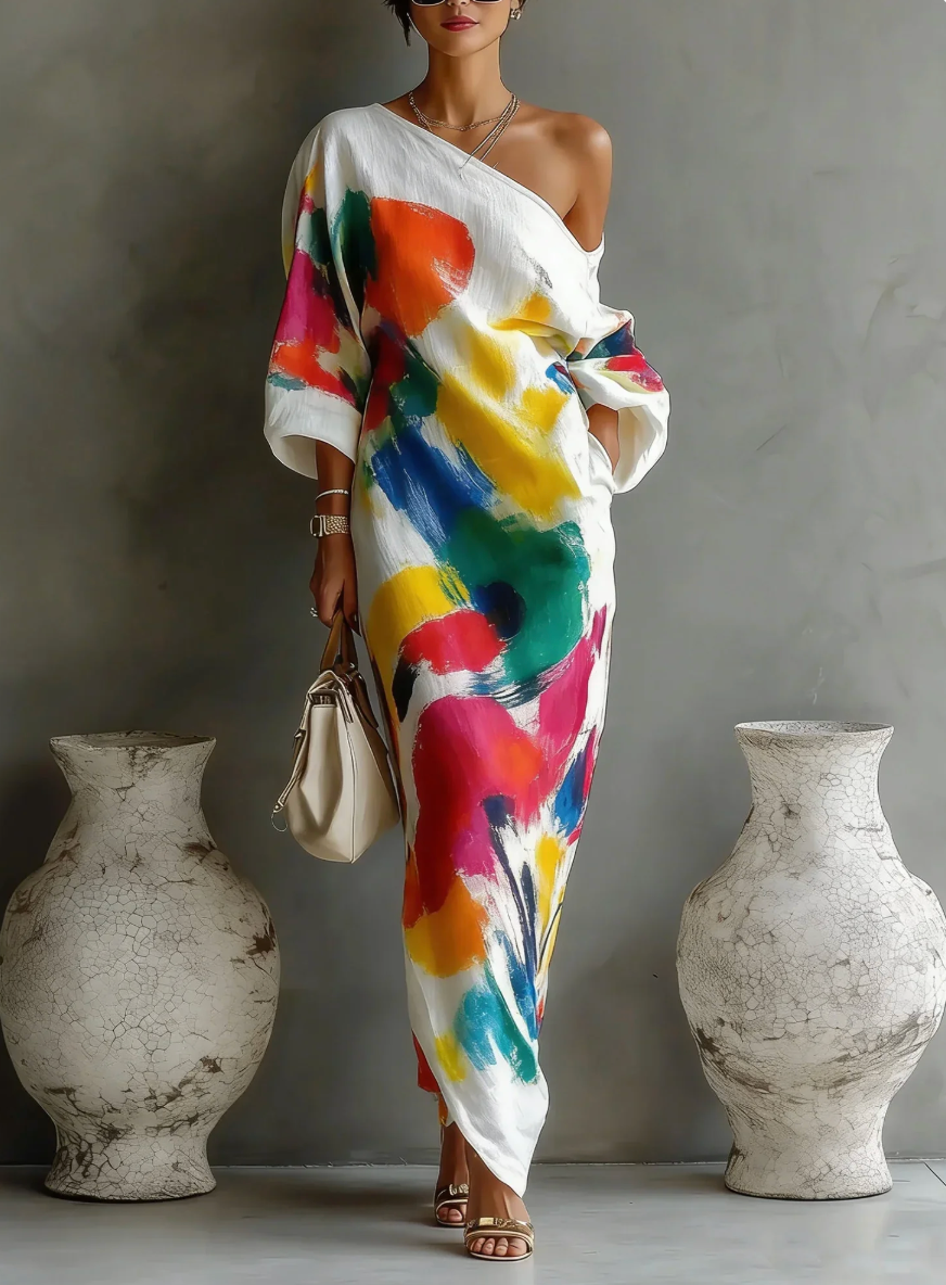 Robe maxi asymétrique femme élégante, une épaule, motif artistique fluide pour l'été ou soirée.