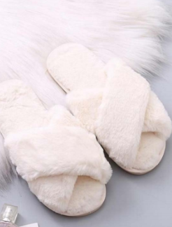 Chaussons d'intérieur femme pour une détente absolue, ultra doux et chauds, parfaits pour le confort à la maison.