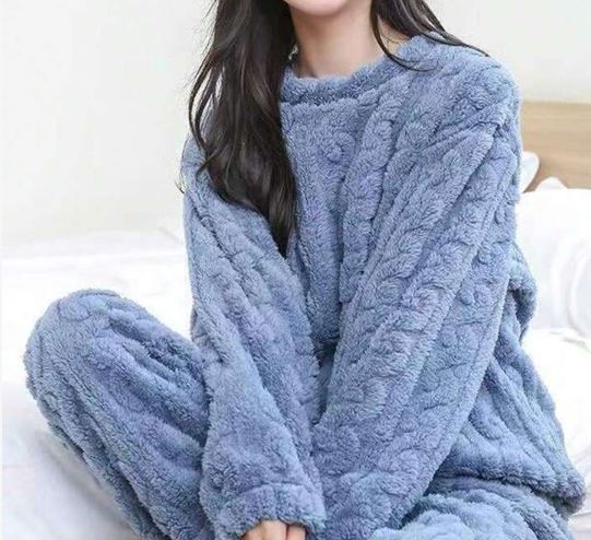 Pyjama femme doux et confortable, ensemble de nuit cocooning pour la détente hivernale et le loungewear.