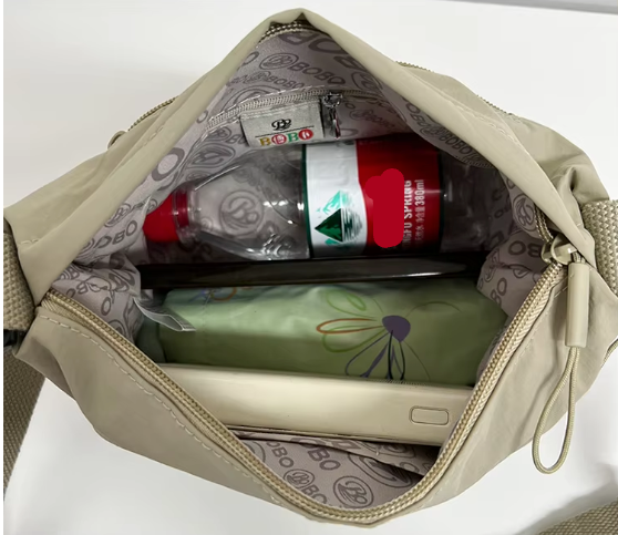 Sac banane femme en toile, léger et fonctionnel avec rangements pratiques, idéal pour l'organisation.