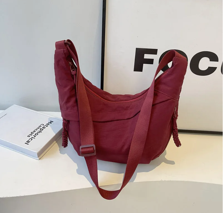 Sac banane oversize pour femme, en tissu déperlant gris anthracite, très pratique et spacieux.