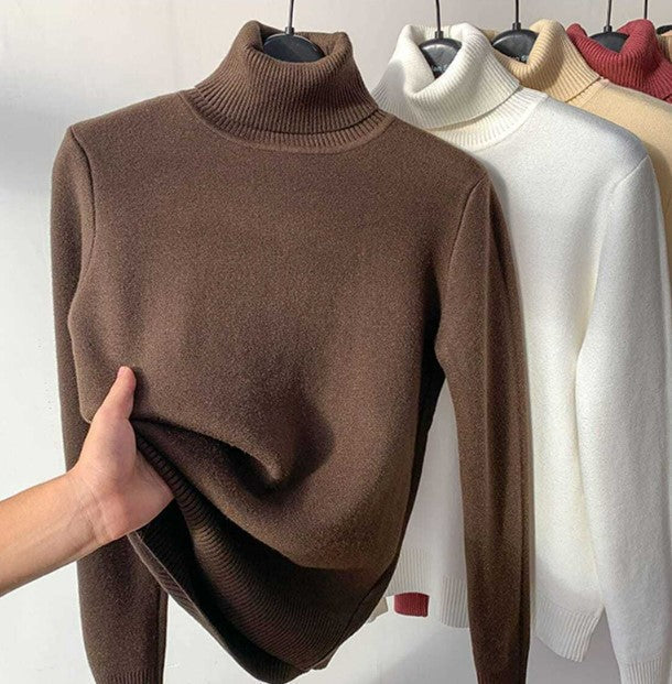 Texture ultra-douce du pull col roulé en polaire pour femme, confort hivernal garanti, idéal contre le froid.