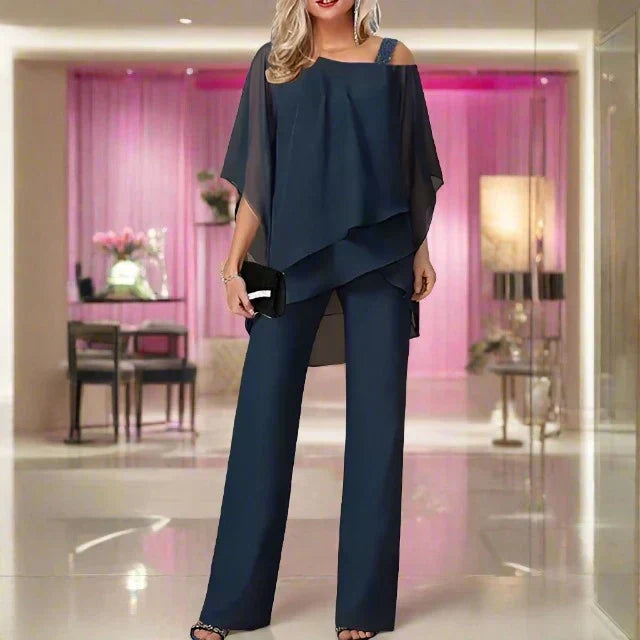 Ensemble femme fluide et élégant, comprenant un jumpsuit confortable et une blouse asymétrique chic. Tenue festive.