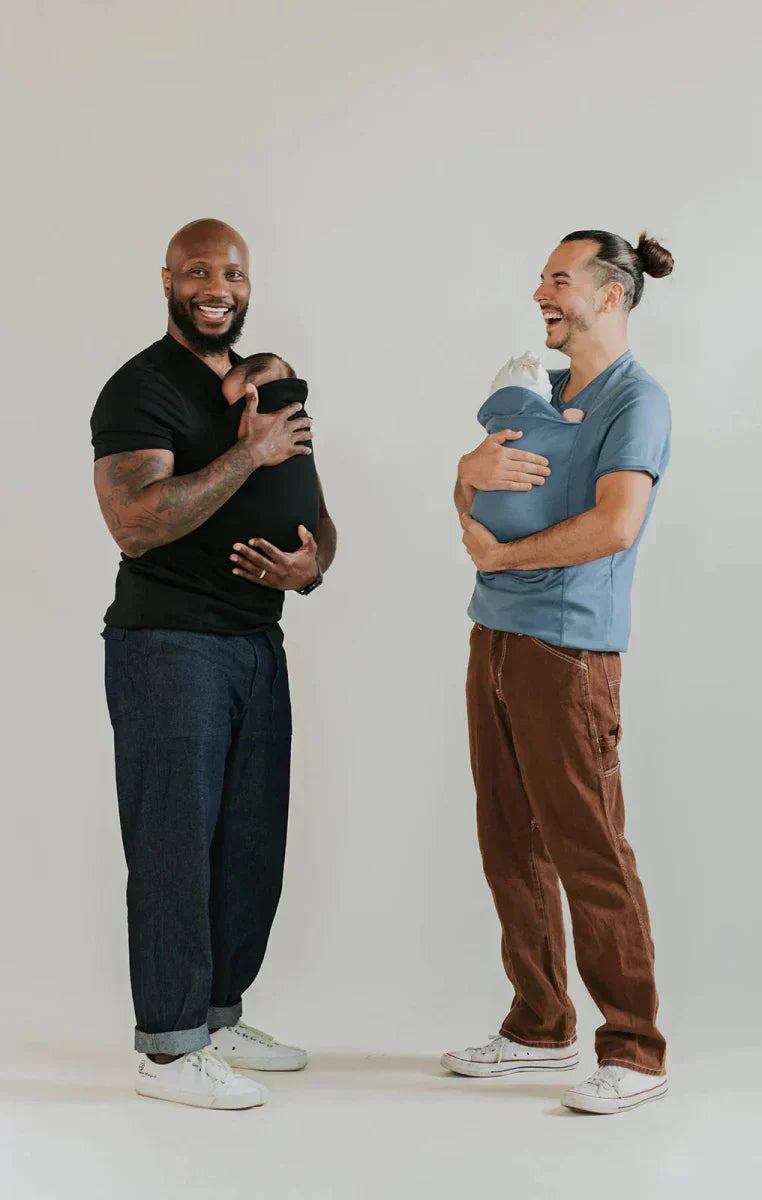 T-shirt de portage CarryMe unisexe gris pour bébés. Confort parental, mains libres, allaitement facile.