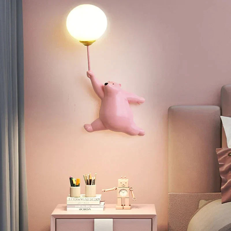Applique murale enfant ours LED, lumière douce pour chambre bébé, décoration ludique.