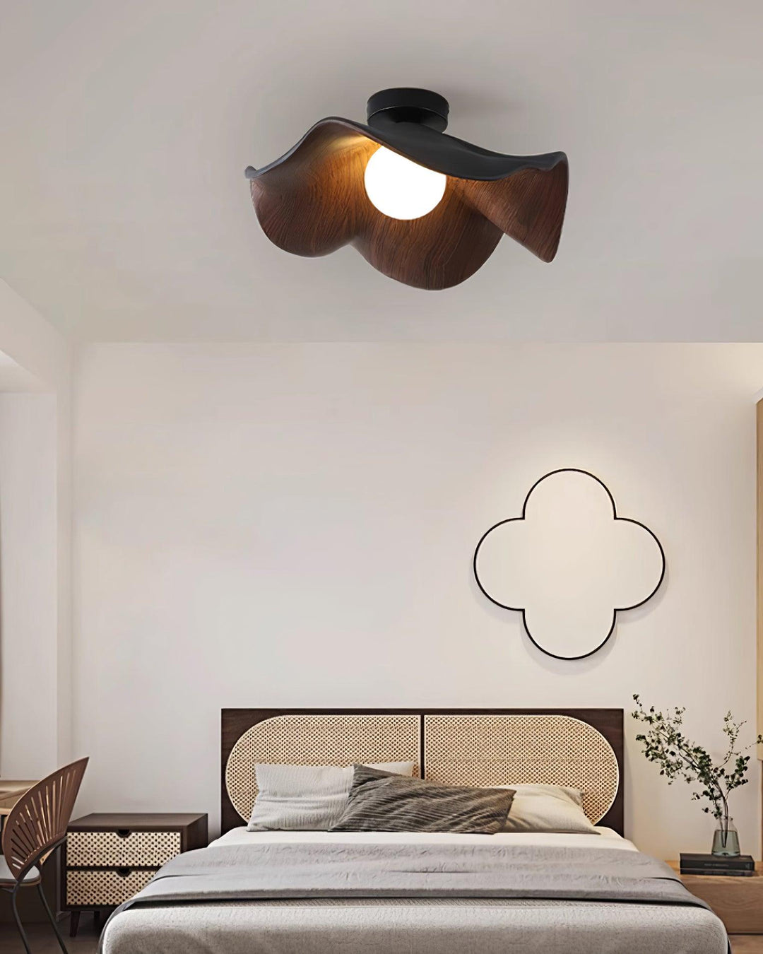 Éclairage de plafond LED organique, forme inspirée nature, créant une ambiance.