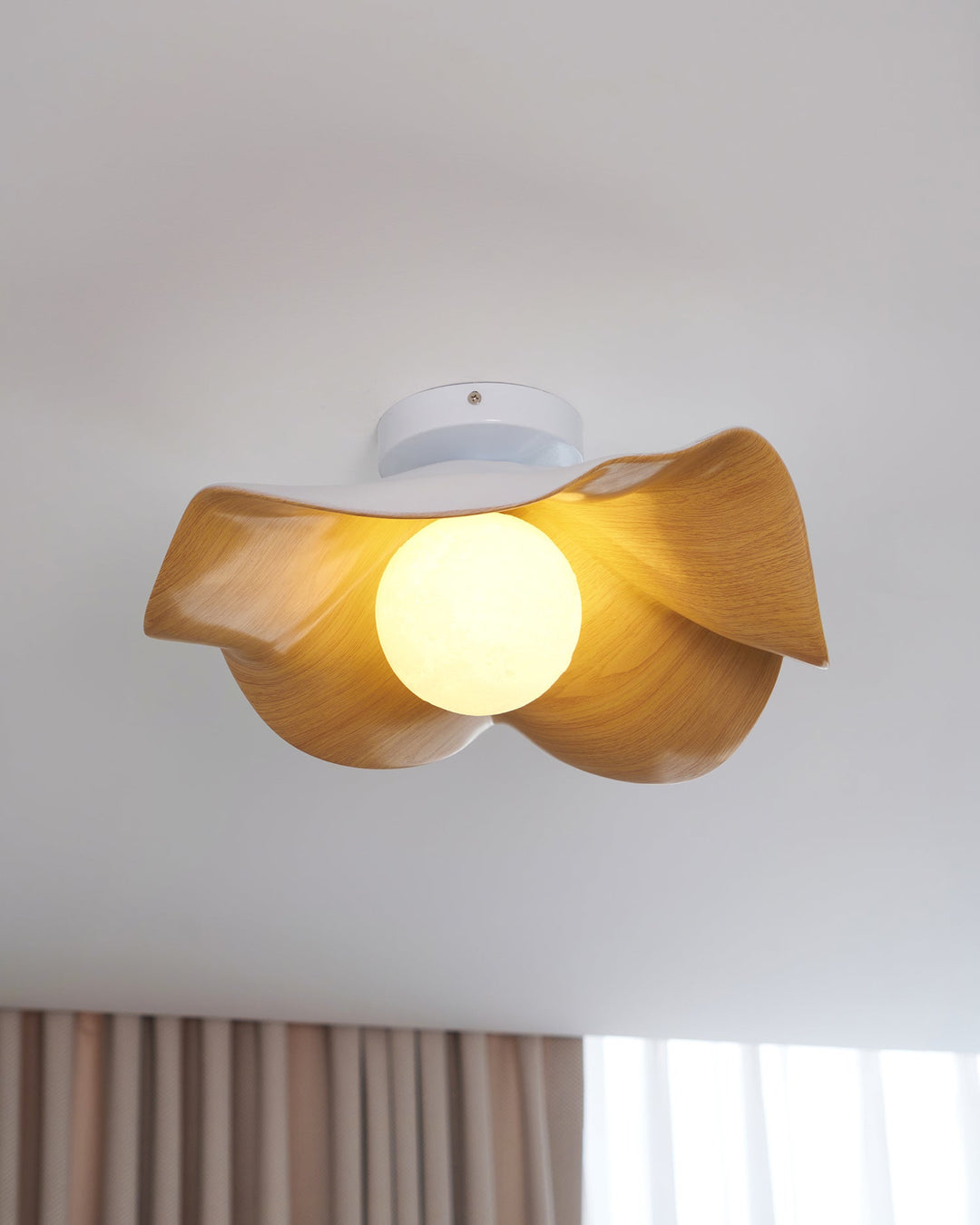 Plafonnier LED organique, forme naturelle épurée, éclairage confortable bureau.