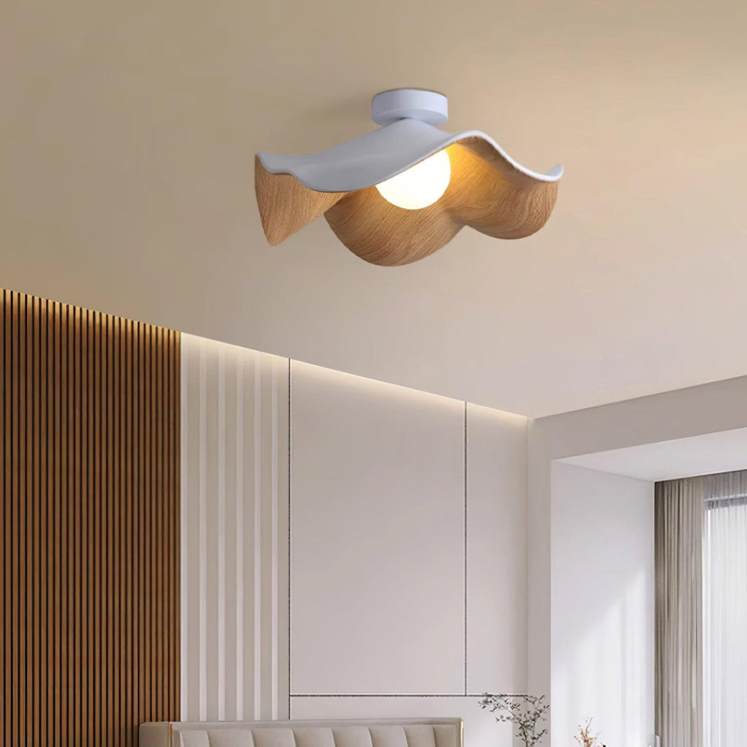 Plafonnier LED organique chic, lumière diffuse, idéal pour une salle de bain zen.