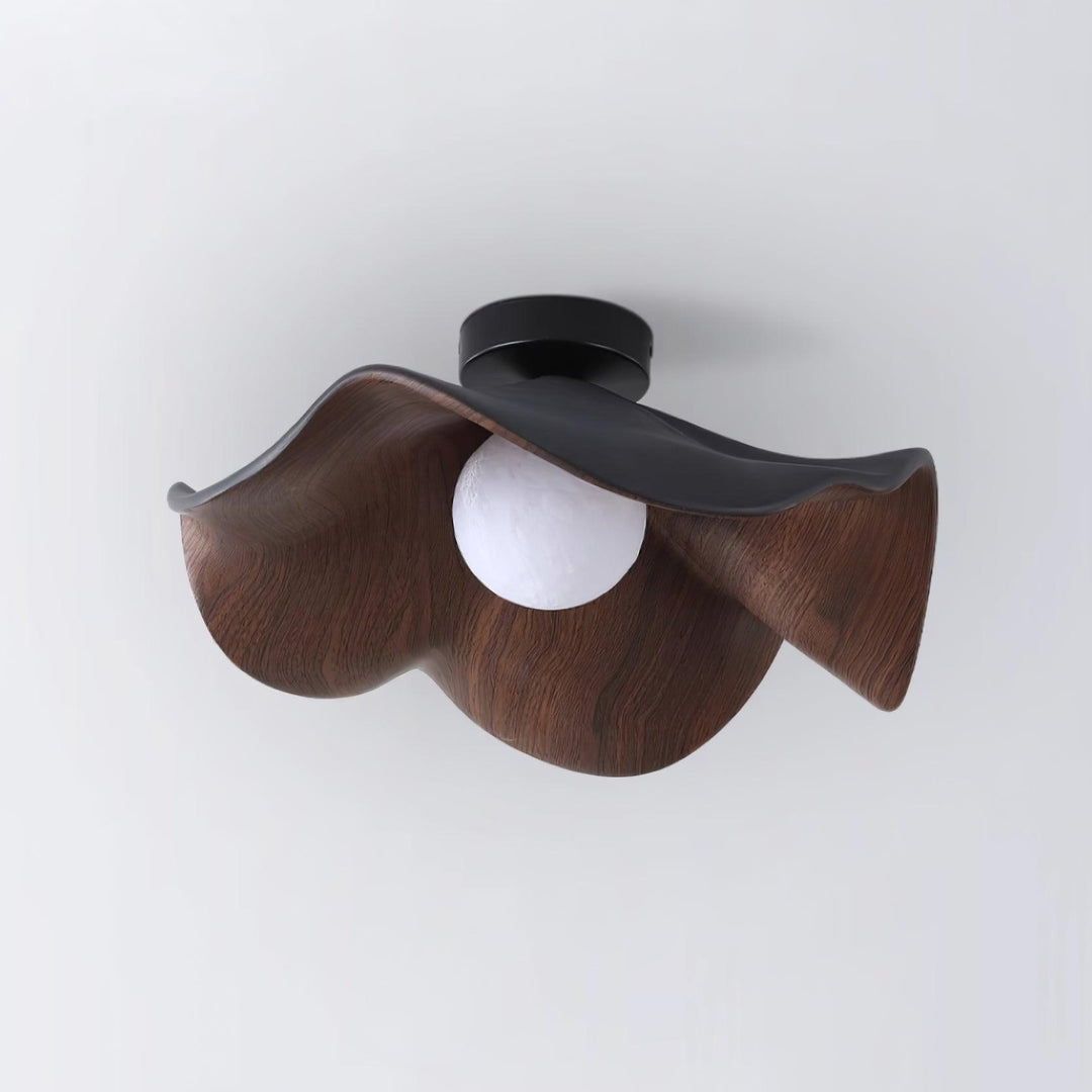 Plafonnier organique LED, forme sculpturale, idéal pour un salon design.