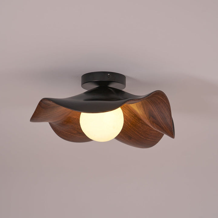 Luminaire LED organique, courbes harmonieuses, s'intègre à tout décor contemporain.