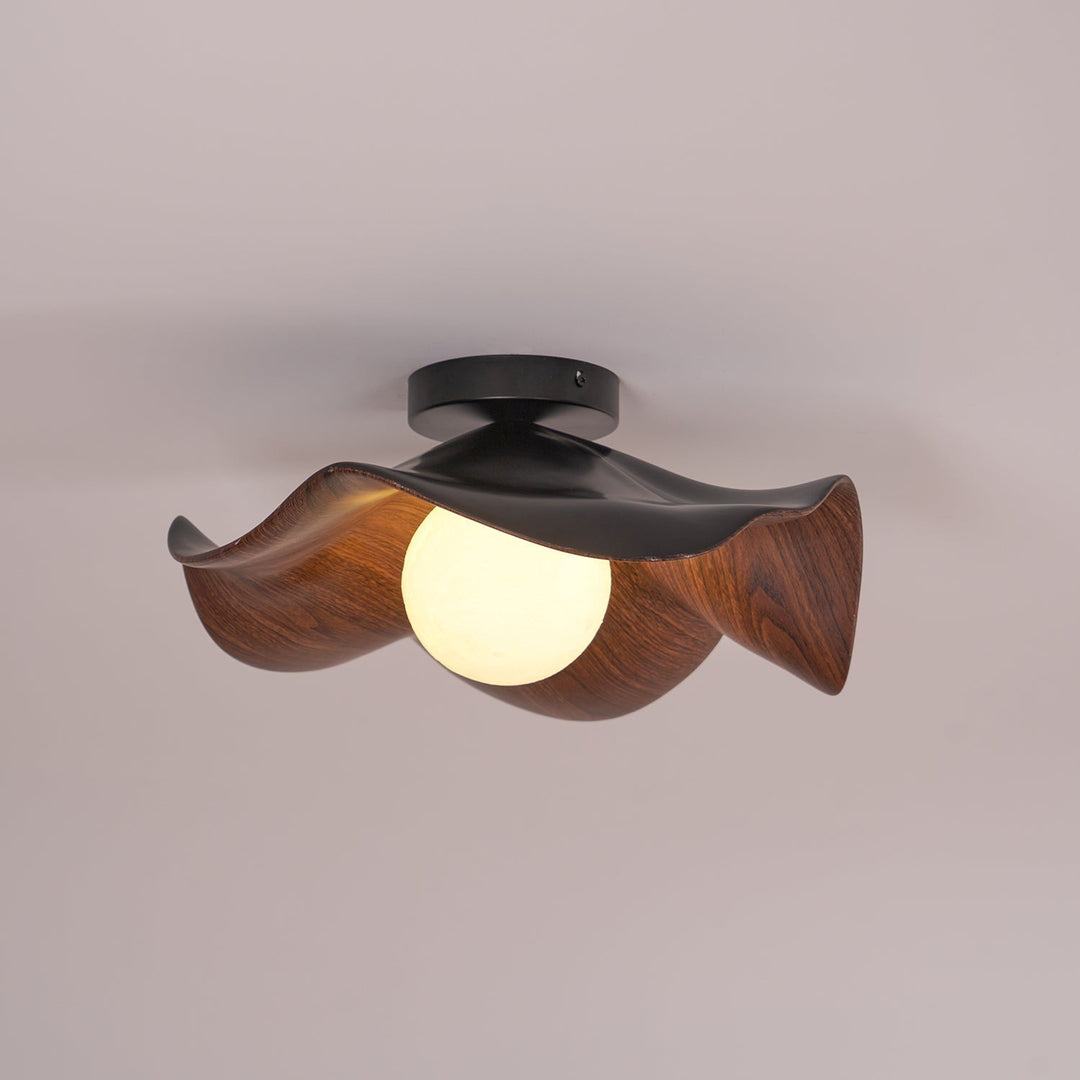 Éclairage plafond LED organique, forme fluide et discrète, idéal pour couloir.