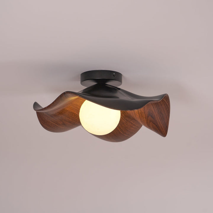 Éclairage plafond LED organique, forme fluide et discrète, idéal pour couloir.