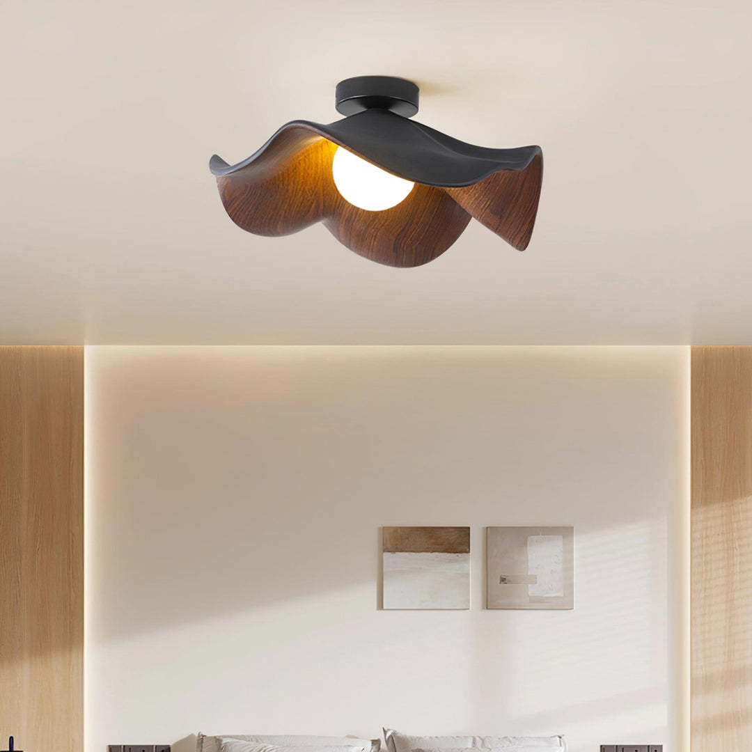 Plafonnier organique moderne LED, éclairage chaleureux pour espace de vie.