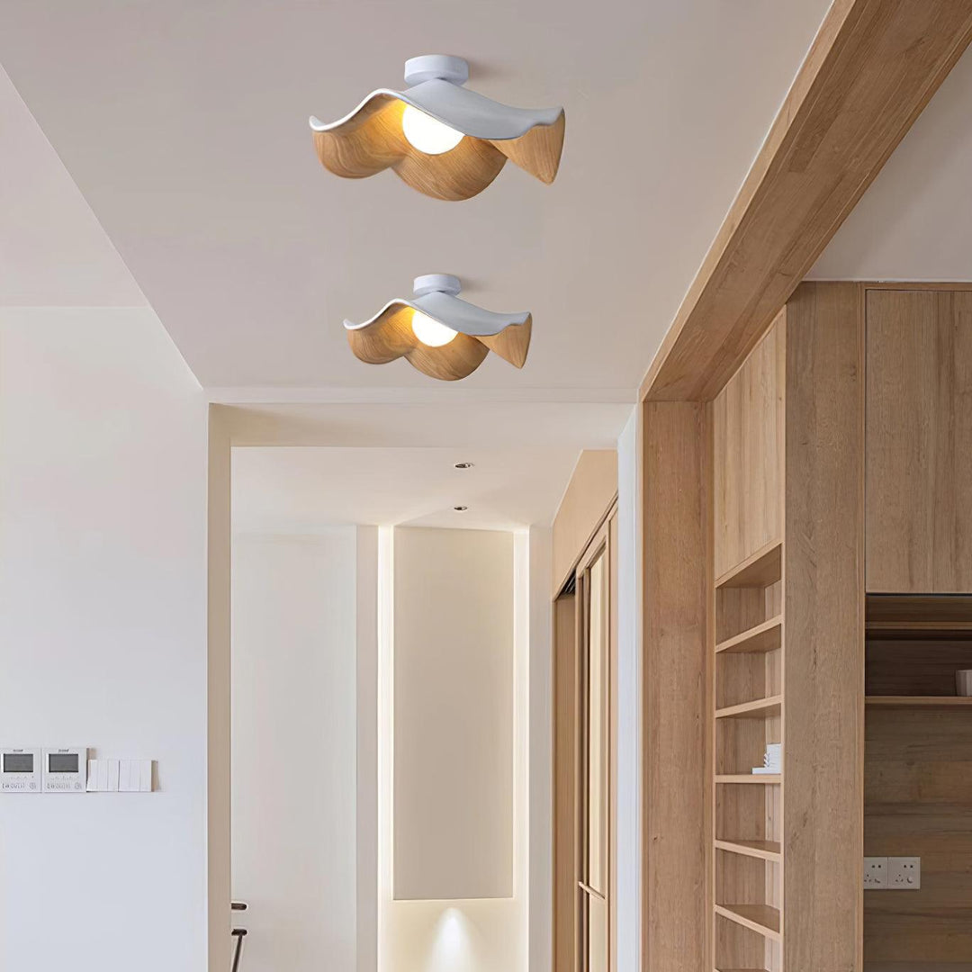 Éclairage LED organique au plafond, style contemporain, illumine votre intérieur.