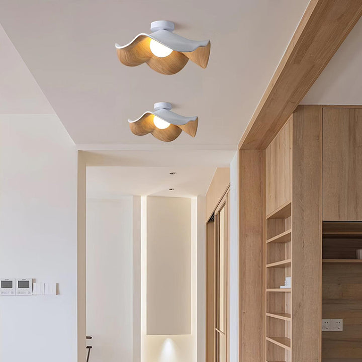 Éclairage LED organique au plafond, style contemporain, illumine votre intérieur.