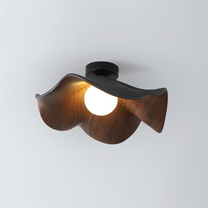 Plafonnier organique LED, ambiance lumineuse, forme artistique et douce.