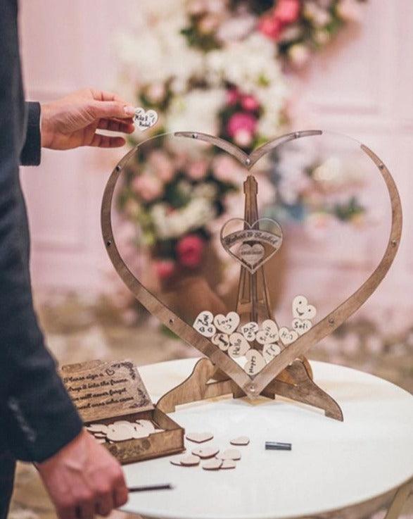Livre d'or en bois en forme de cœur pour mariage, idéal pour recueillir les souvenirs précieux des invités.
