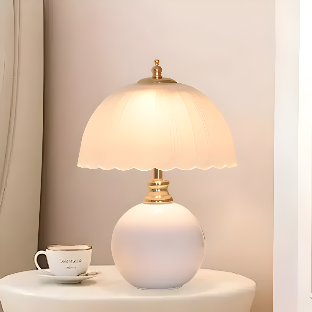 Élégante lampe de chevet dôme en céramique, éclairage d'ambiance moderne pour chambre ou bureau.