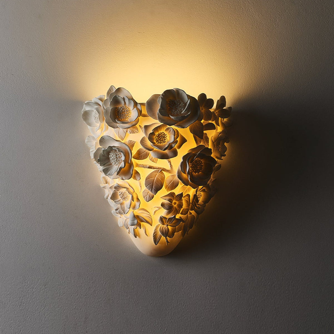Superbe lampe murale florale en céramique sculptée, design moderne pour salon et décoration intérieure chic.
