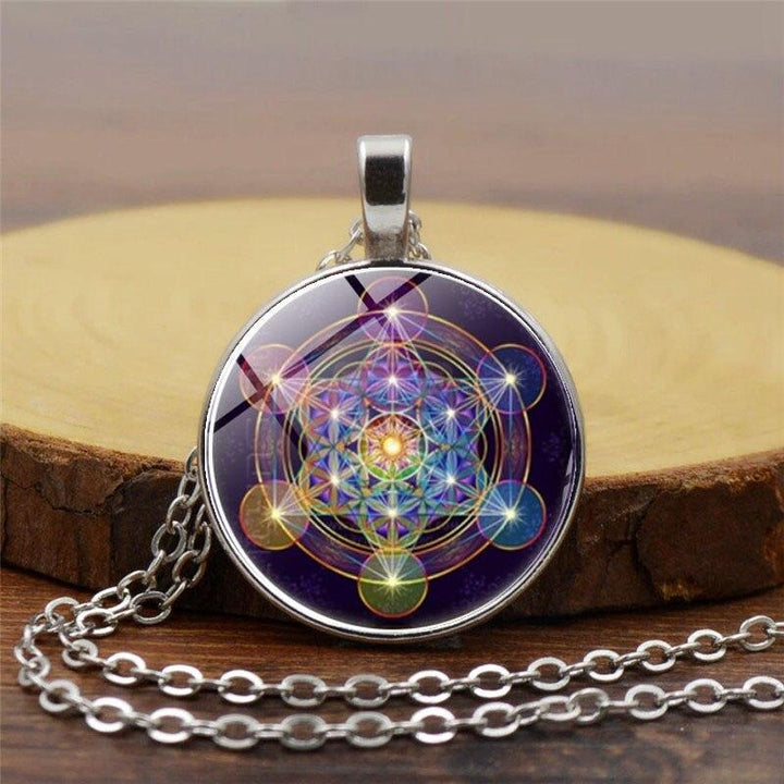 Pendentif unisexe chakras avec cube de Métatron pour équilibre énergétique et protection spirituelle.