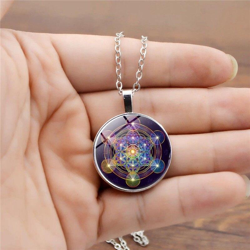Bijou pendentif géométrie sacrée cube de Métatron, 7 chakras, offrant équilibre et protection spirituelle.