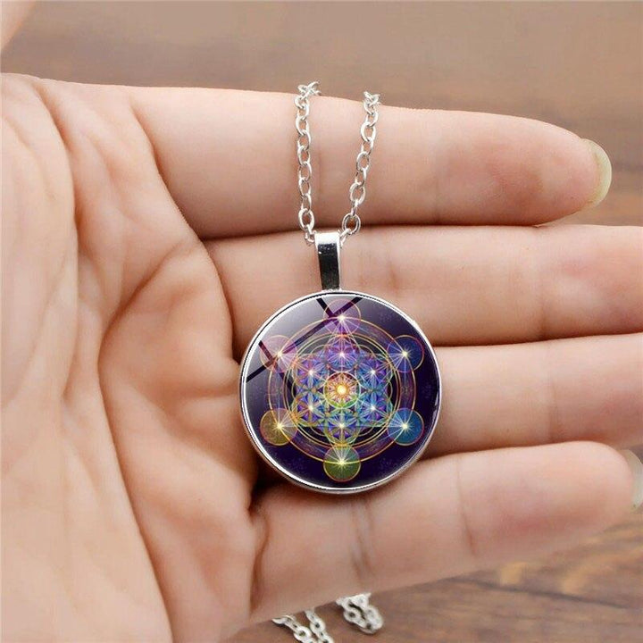 Bijou pendentif géométrie sacrée cube de Métatron, 7 chakras, offrant équilibre et protection spirituelle.