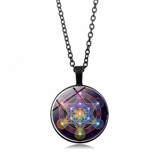 Pendentif de protection avec géométrie sacrée Métatron et 7 chakras. Favorise équilibre et harmonie spirituelle.