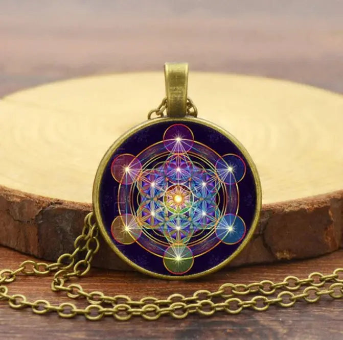 Élégant pendentif Métatron et couleurs 7 chakras. Un bijou spirituel unisexe pour équilibre et bien-être.