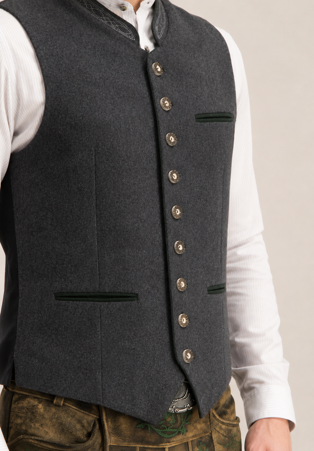 Gilet homme bavarois traditionnel pour Oktoberfest, coupe élégante, motif festif discret, vêtement masculin.