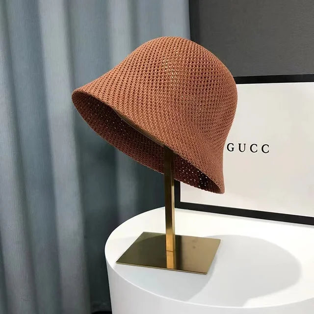 Chapeau de soleil élégant pour femme. Pliable, protection UV pour la plage et l'été.