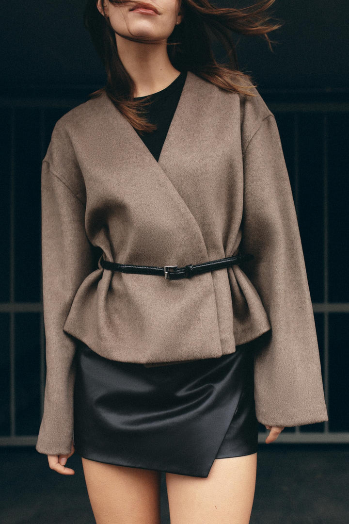 Veste courte chic marron femme avec col V et ceinture. Parfaite pour l'automne, élégante et moderne.