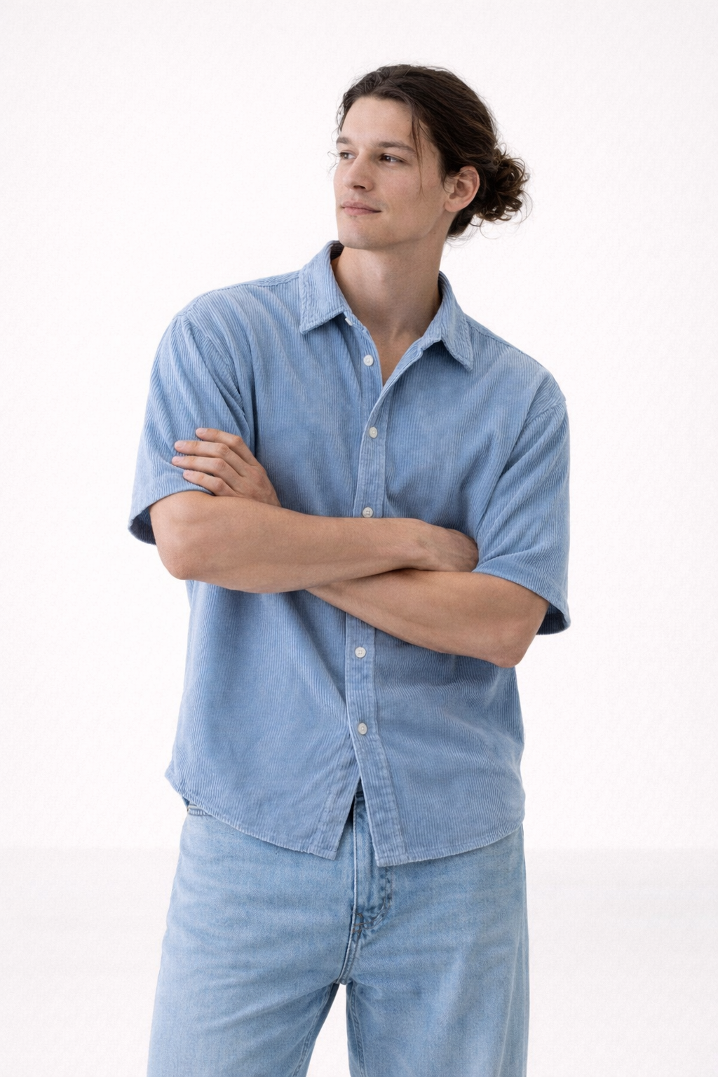 Chemise homme à manches courtes pour l'été, ultra respirante. Indispensable pour un look décontracté et aéré en vacances.