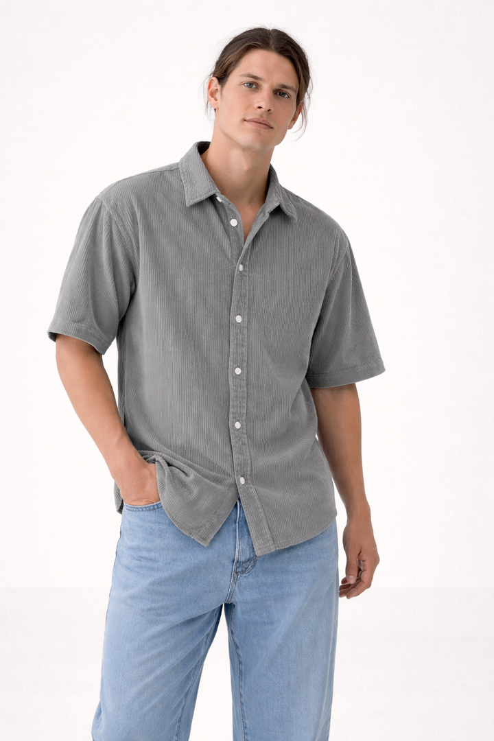 Chemise d'été légère pour homme, coupe décontractée. Parfaite pour les vacances et les journées chaudes, très confortable.