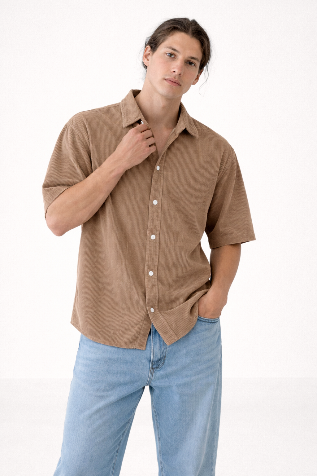 Gros plan sur la texture d'une chemise d'été homme décontractée. Tissu léger et respirant, confort et style assurés.