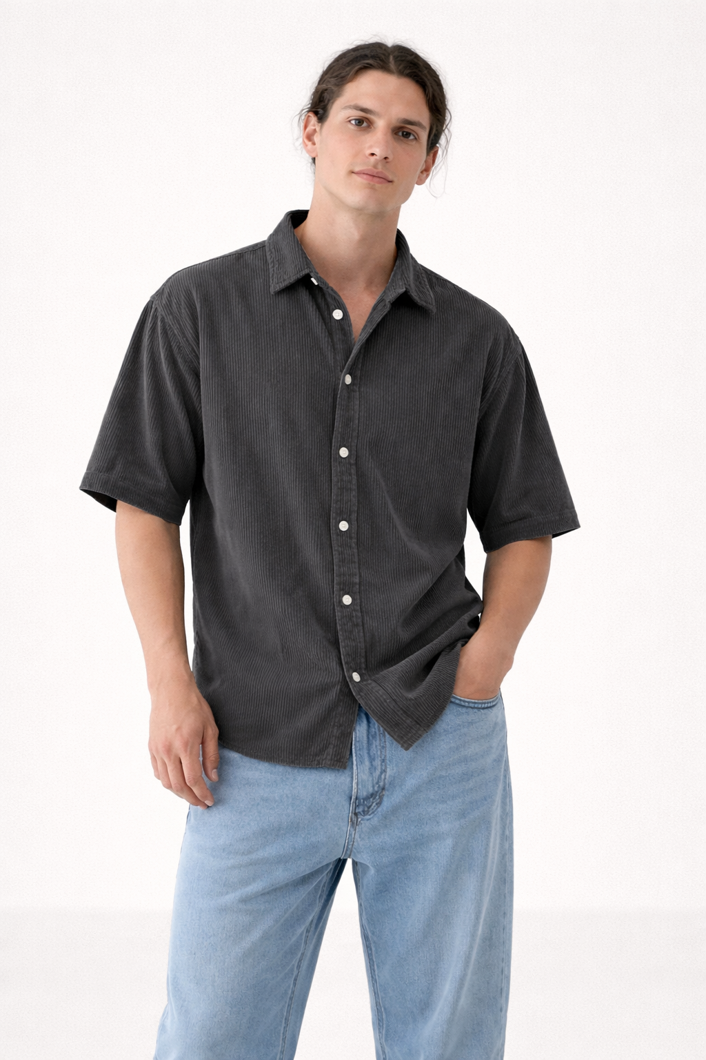 Modèle portant une chemise d'été décontractée à manches courtes. Tissu respirant, parfait pour la chaleur estivale.
