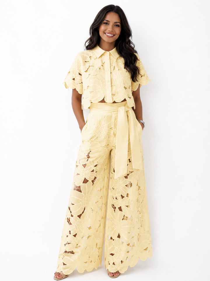 Ensemble printemps-été femme, haut dentelle florale, pantalon fluide chic. Confortable et élégant.