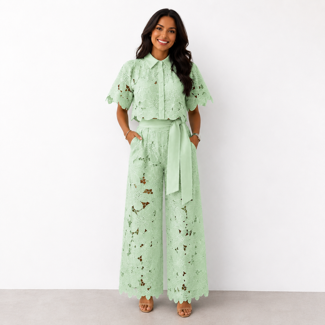 Ensemble chic femme, haut dentelle florale, pantalon fluide élégant. Parfait pour printemps/été.