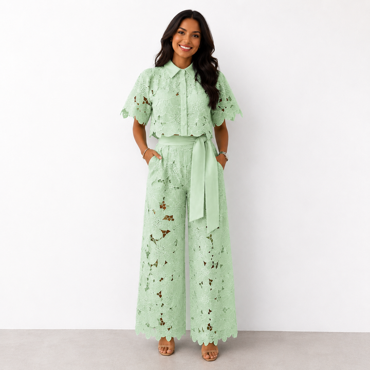 Ensemble chic femme, haut dentelle florale, pantalon fluide élégant. Parfait pour printemps/été.