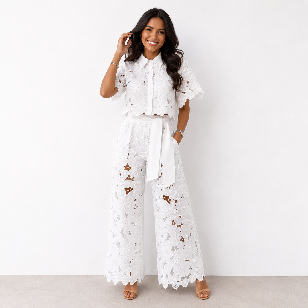 Haut élégant femme avec délicate dentelle florale. Idéal pour un ensemble habillé et chic.