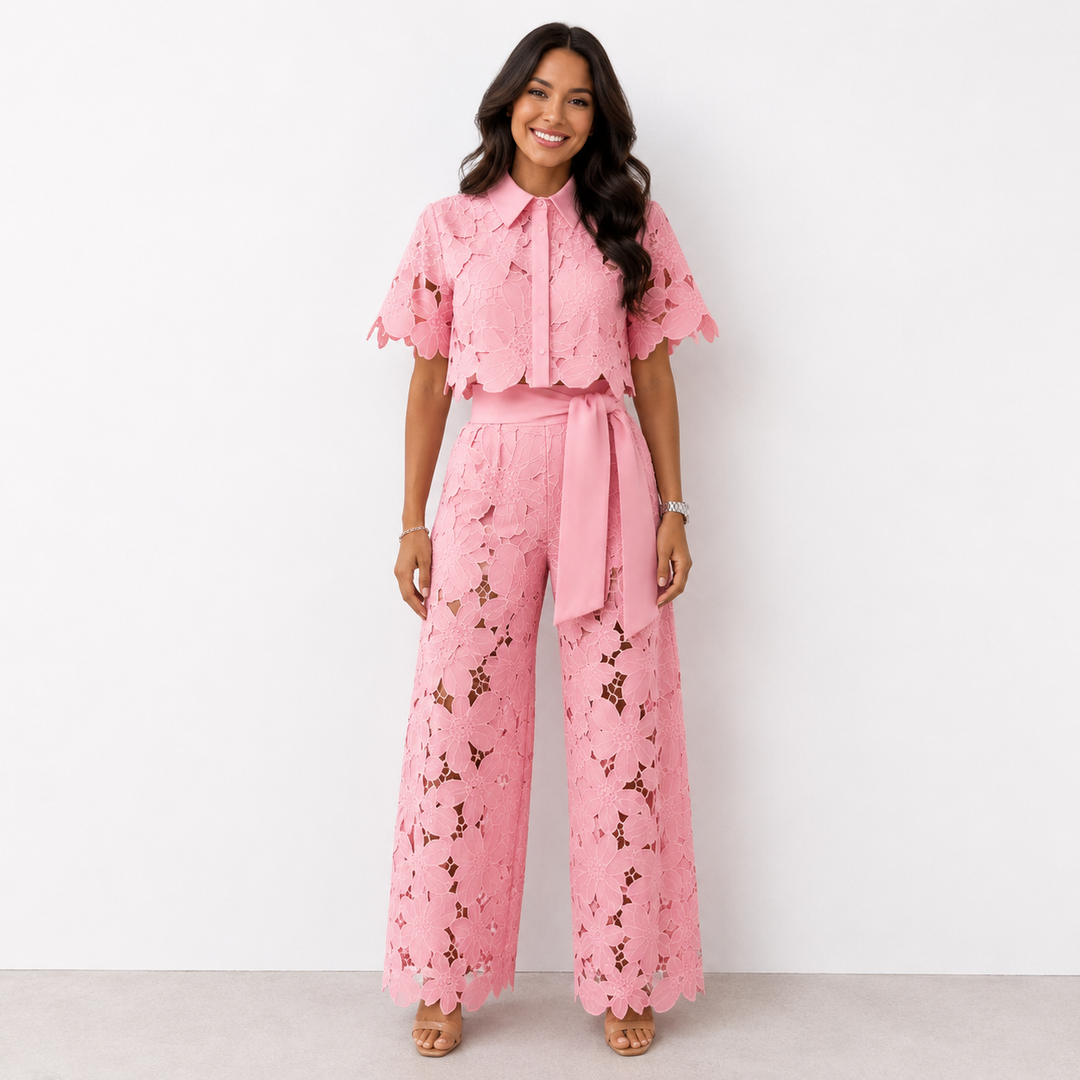 Ensemble femme élégant et fluide avec dentelle florale. Tenue printanière et estivale idéale.