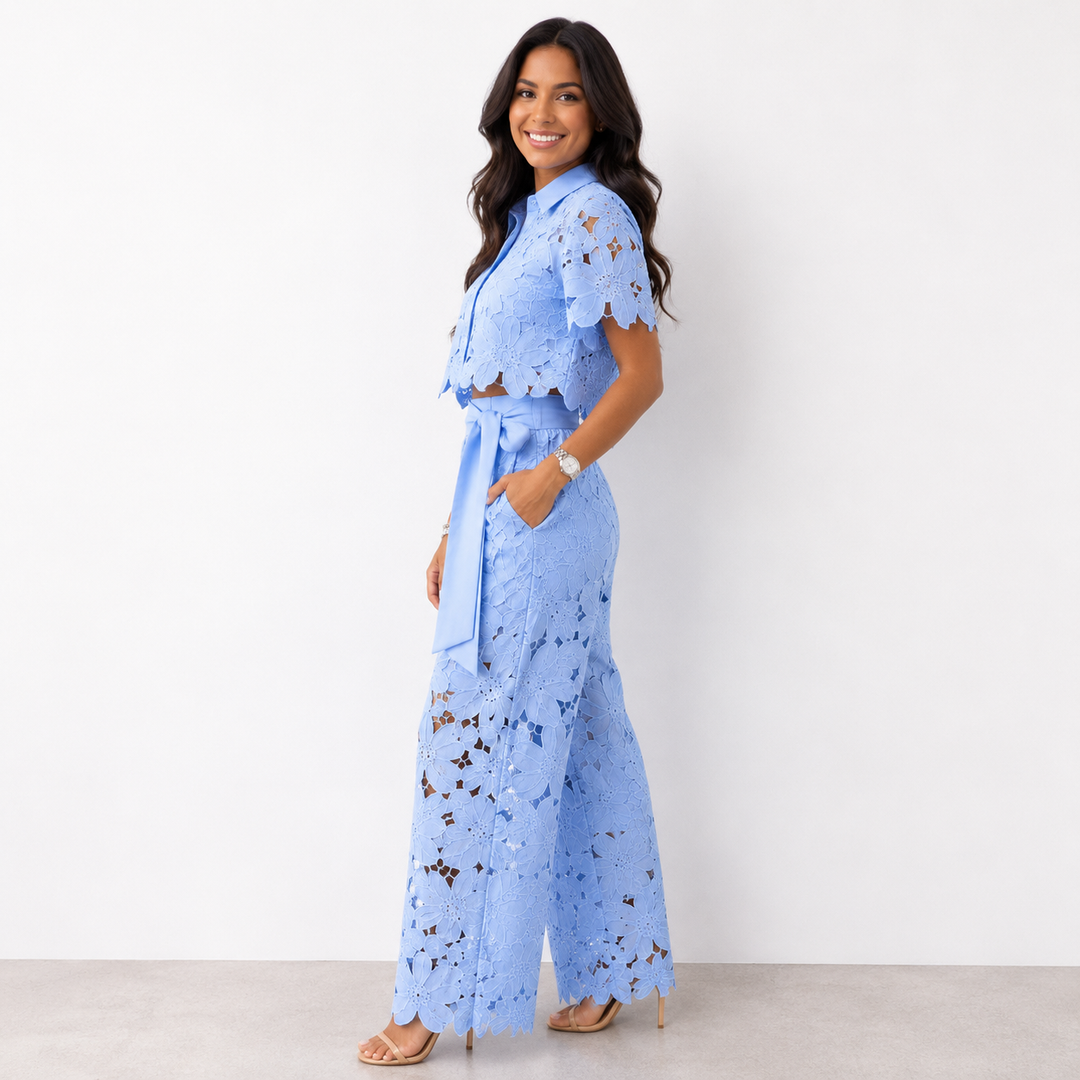 Ensemble femme chic, haut dentelle florale et pantalon fluide. Look moderne et habillé pour occasions.