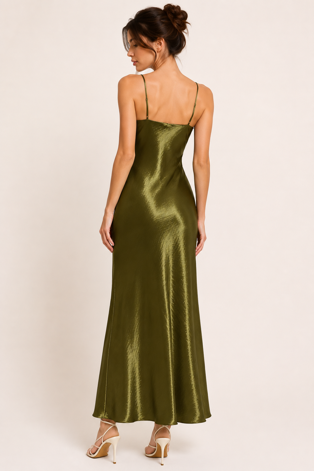 Robe femme midi chic style lingerie, couleur vert émeraude, coupe fluide, bretelles fines et décolleté en V.