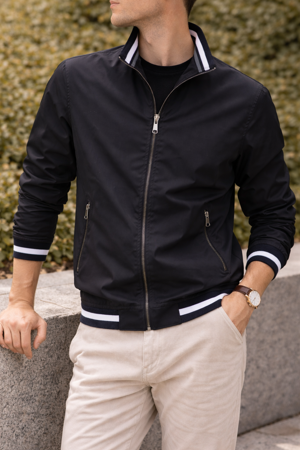 Veste légère mi-saison pour homme, zippée, polyvalente. Indispensable pour un style moderne et confortable au quotidien.