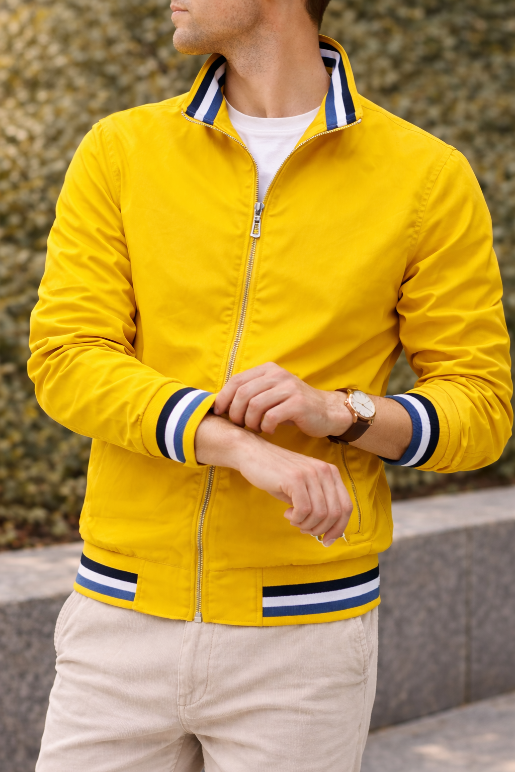Veste homme zippée, style moderne et casual. Un essentiel de la mode masculine pour un look quotidien chic et décontracté.